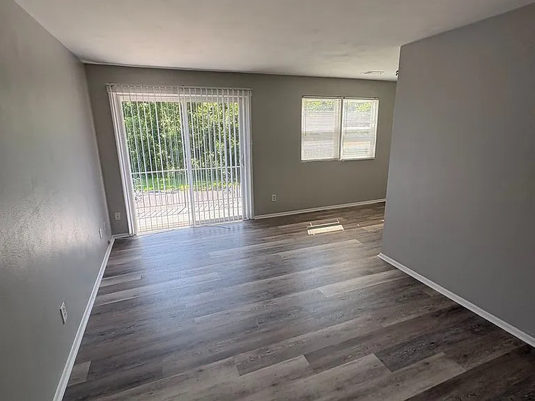 Peoria Place Apartments — Photo 16