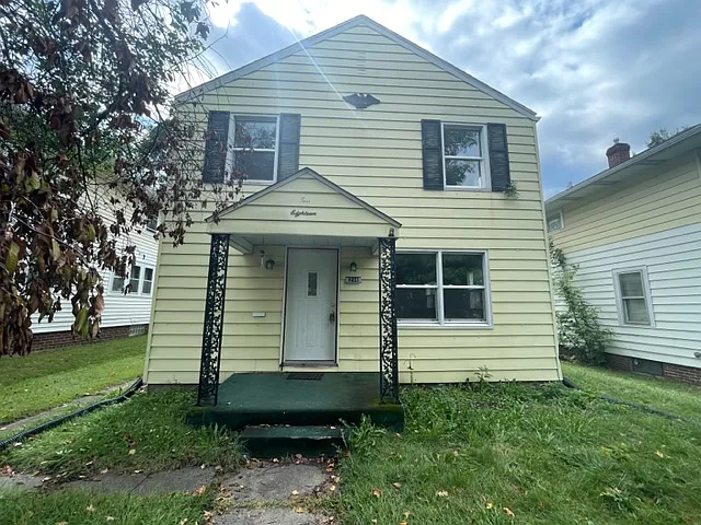 218 E Victoria St photo 1
