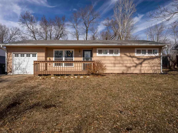 421 Hillcrest Dr, Holton, KS 66436