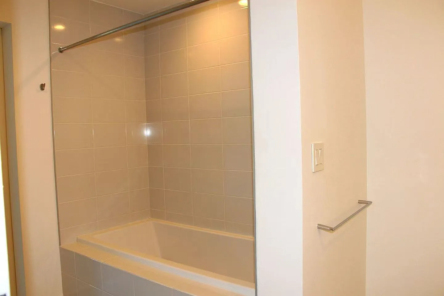 2 bed, 1636 sqft, $5,700 — Photo 4