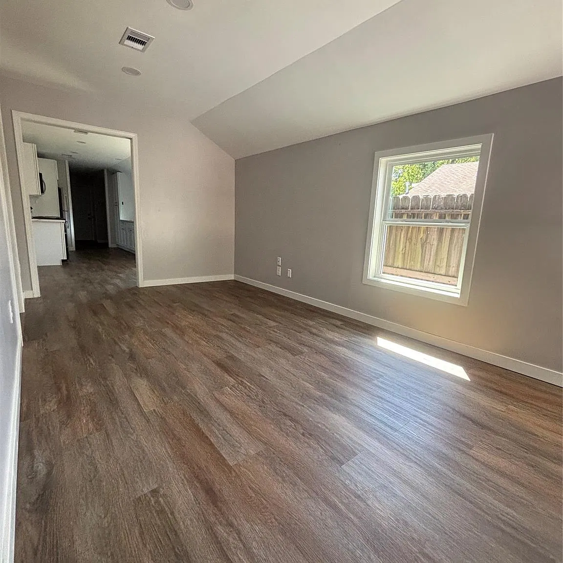 3 bed, 2.0 bath, 1080 sqft, $1,600 — Photo 4