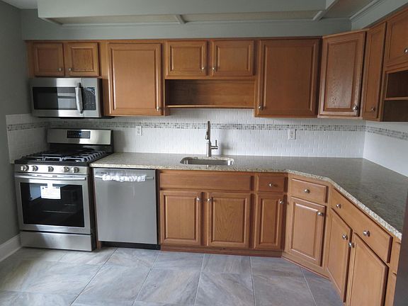 Eat-In Kitchen/Granite Top/Stainless Appliances
