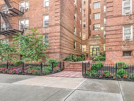 Sold by REMAX Distinguished Homes | media 38