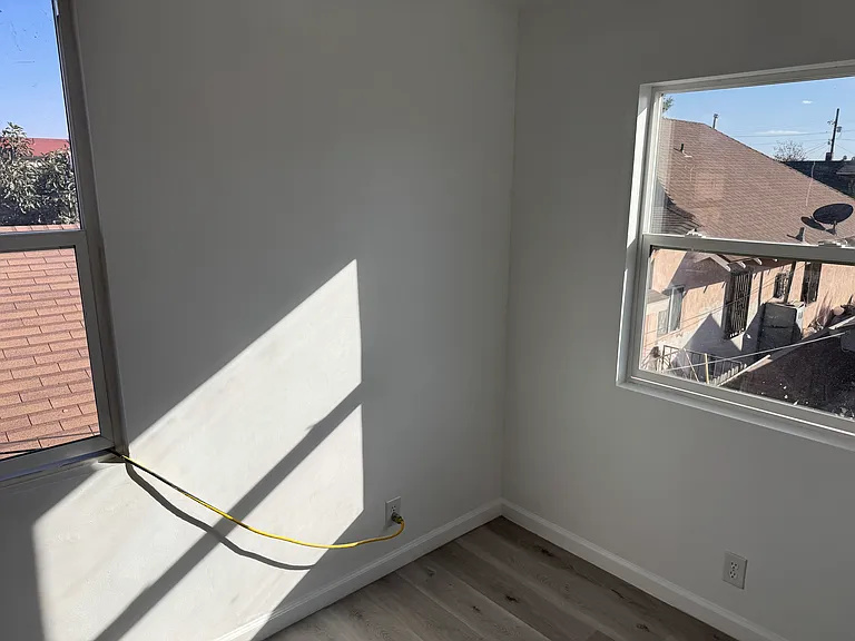 207 W 50th St #209 — Photo 4