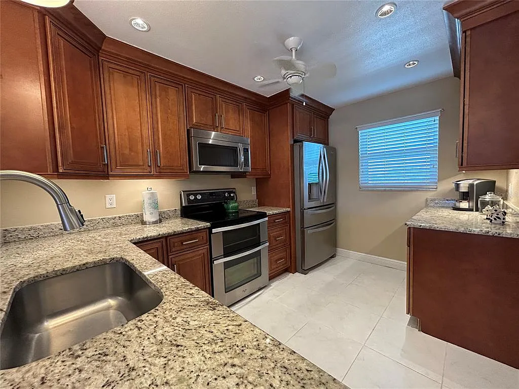 2 bed, 2.0 bath, 1008 sqft, $1,700 — Photo 4