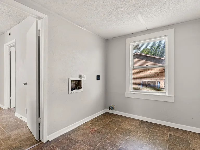 807 W Sabine St — Photo 11