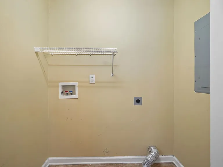 1220 Village Trl — Photo 7