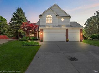 19880 Irving Dr, Livonia, MI 48152