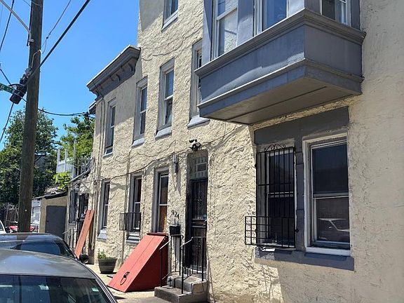 2nd image of 924 W Silver St