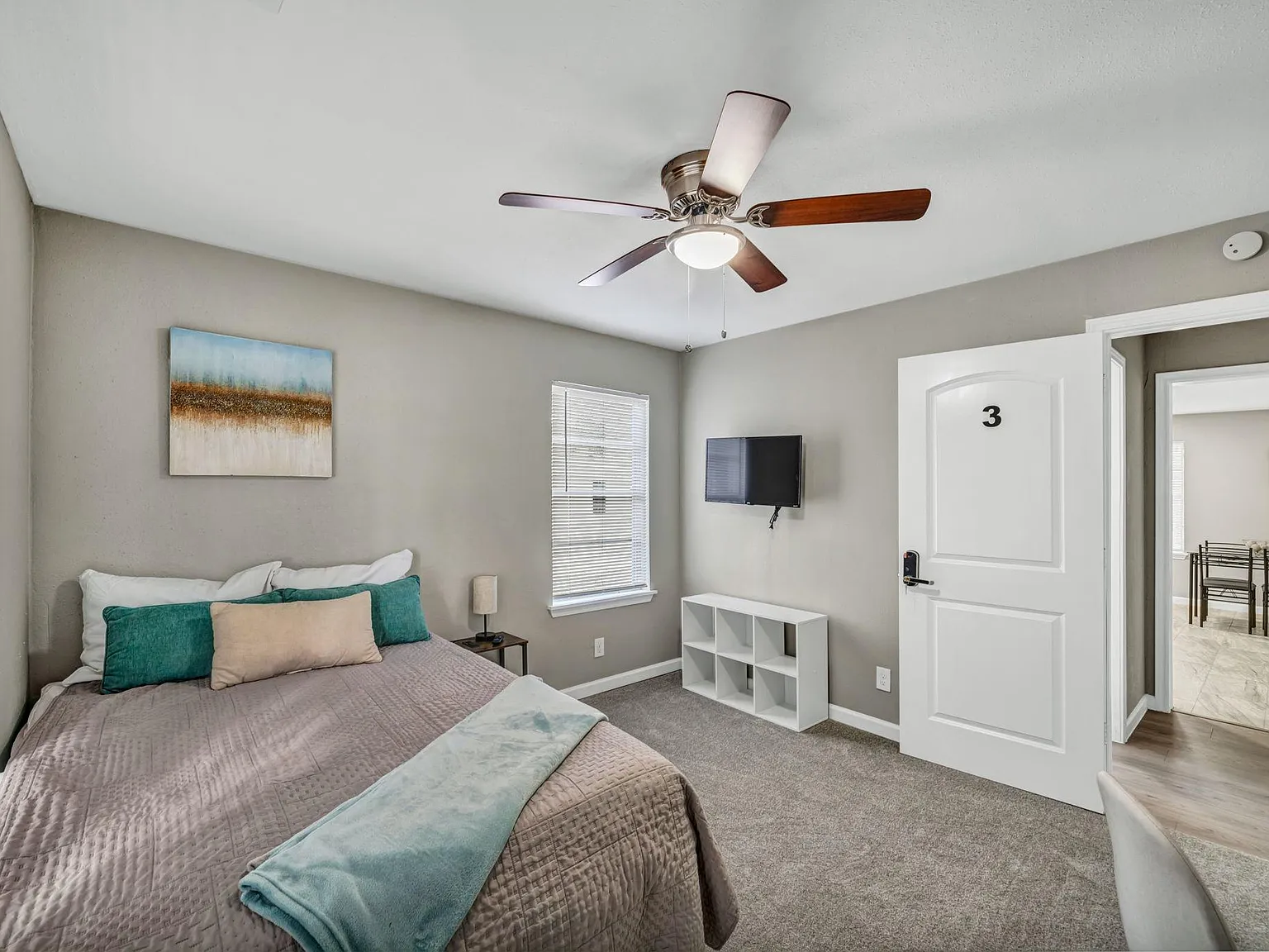 4 bed, 4.0 bath, 2400 sqft, $685 — Photo 1