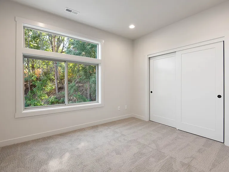 Hidden Hills Condominiums — Photo 31