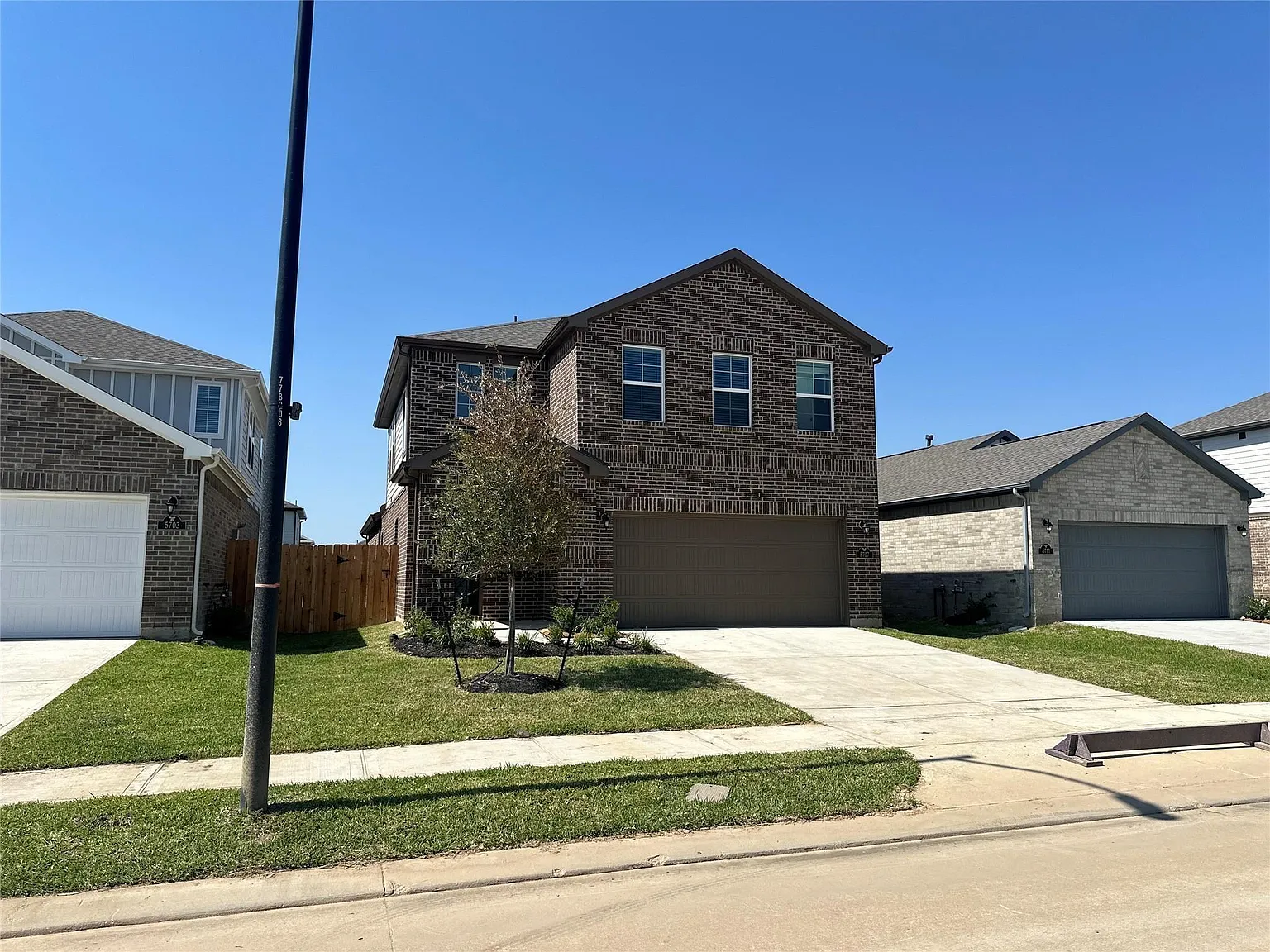 5 bed, 3.0 bath, 2439 sqft, $2,700 — Photo 2