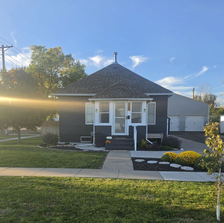 300 E 7th St - Property Image