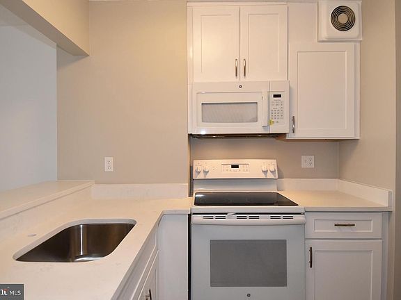 3rd image of 900 N Stafford St APT 1202