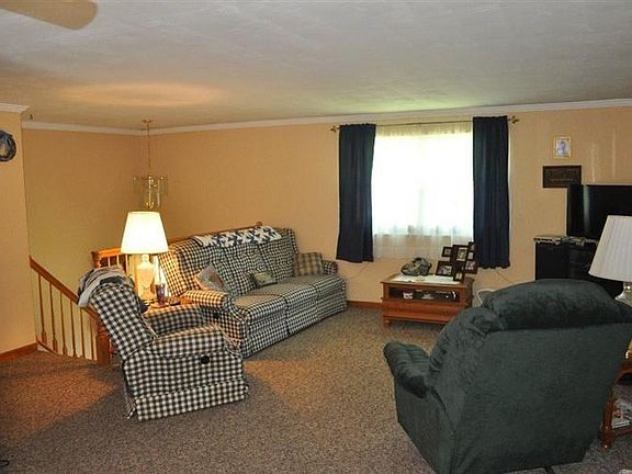 2nd image of 527 Maple Hill Dr