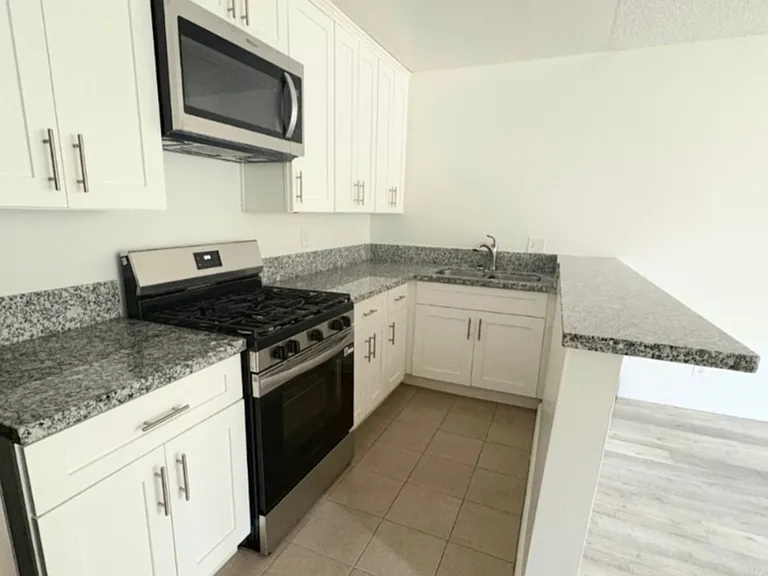 469 W Windsor Rd #204 — Photo 10