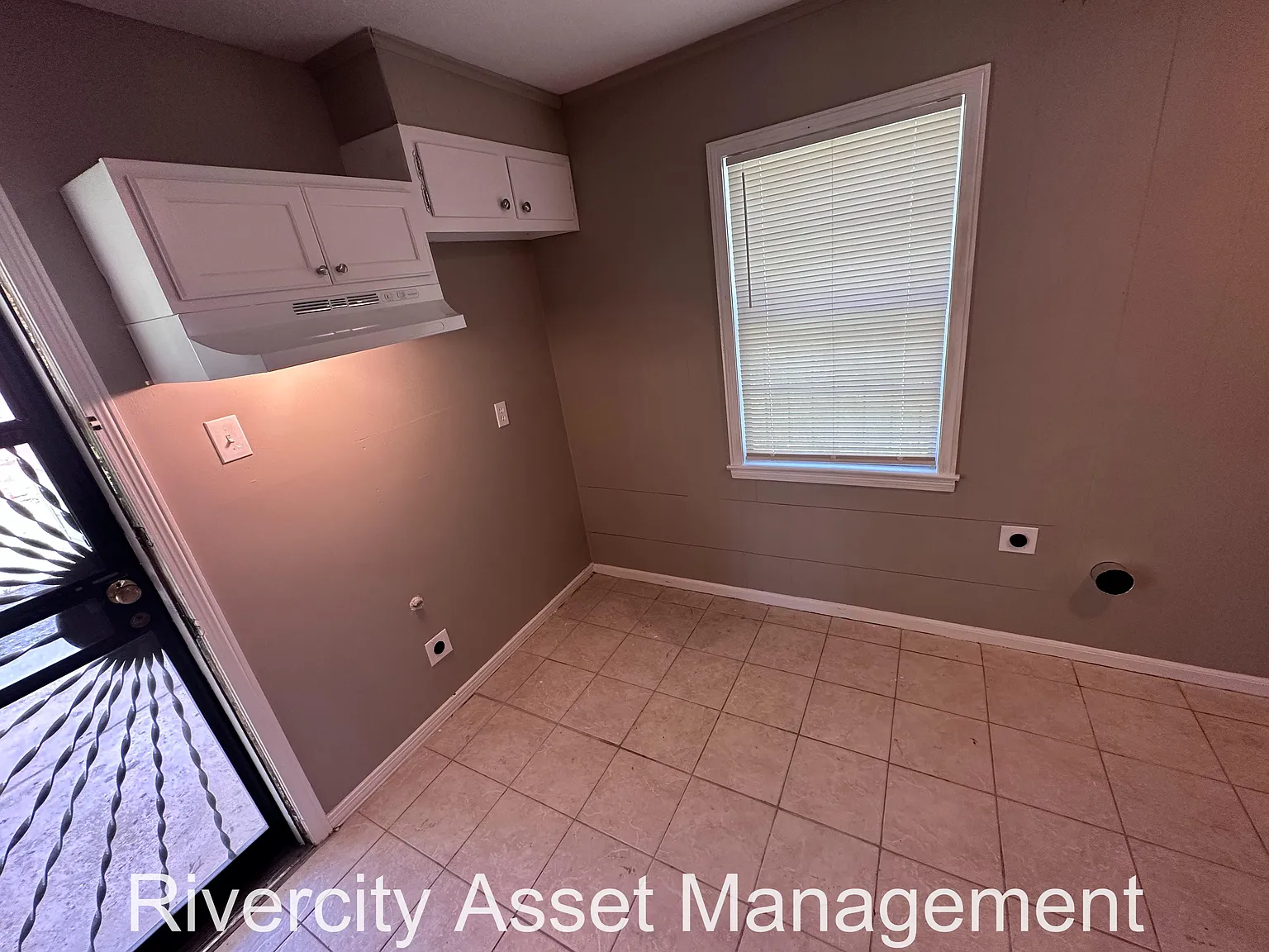 3 bed, 985 sqft, $1,135 — Photo 3