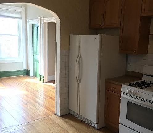 2nd image of 1046 N Wood St APT 2