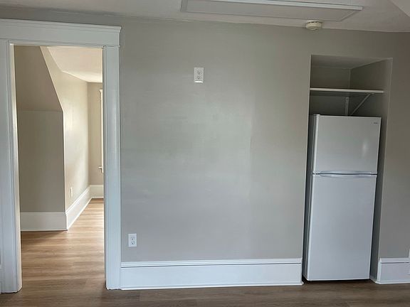 5th image of 831 Belleville Ave #3