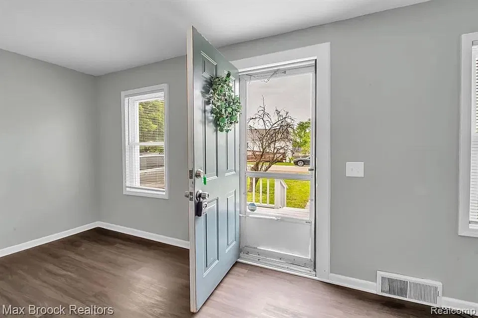 3 bed, 894 sqft, $1,825 — Photo 3