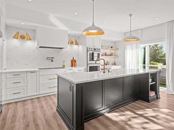 4583 Wilkinson Rd #4, Saanich, BC V8Z 5C3