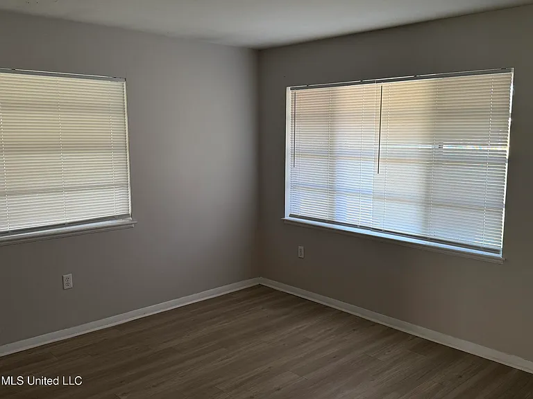 609 Academy Dr — Photo 2