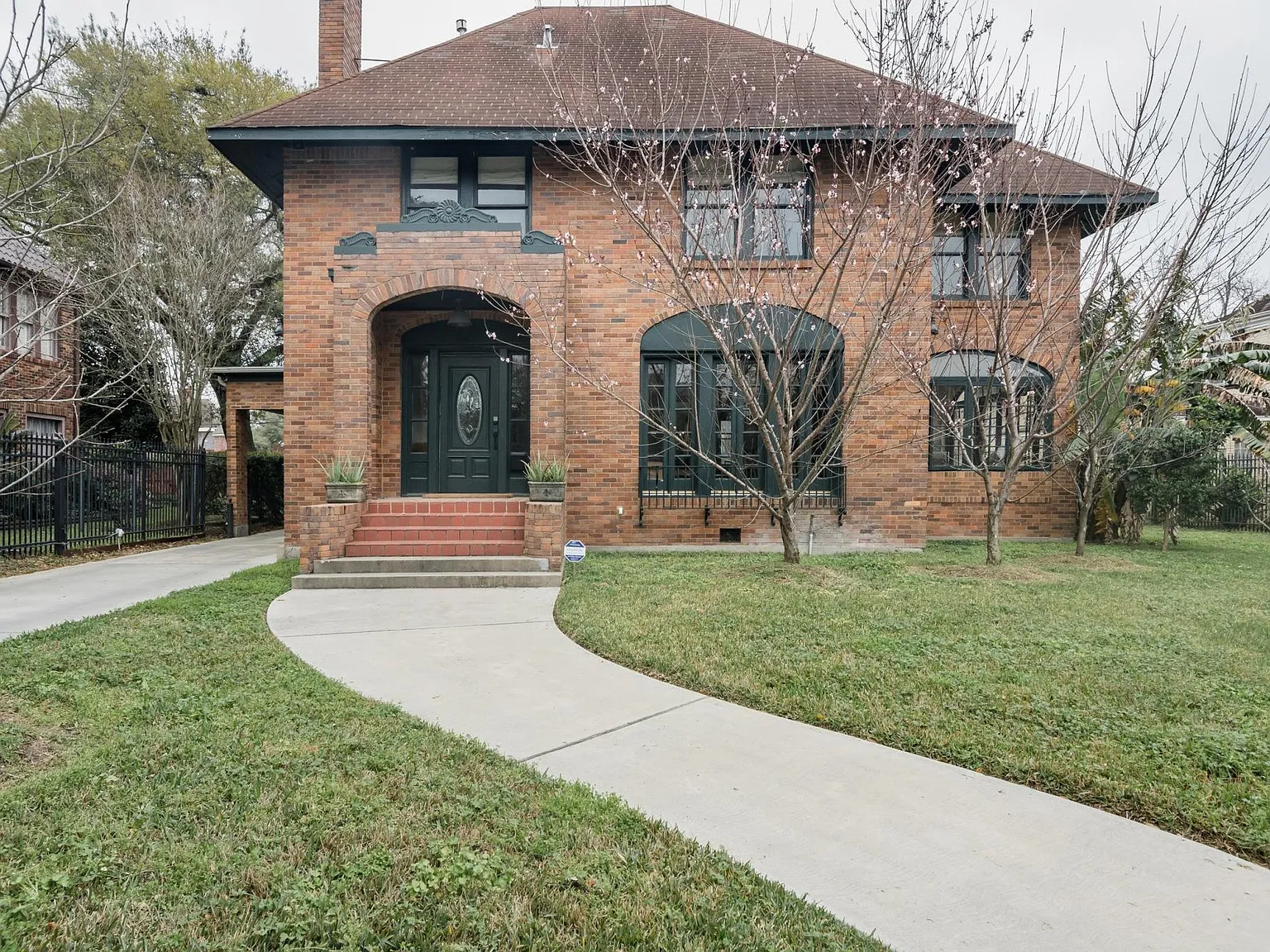 4 bed, 2.5 bath, 2400 sqft, $4,950 — Photo 1