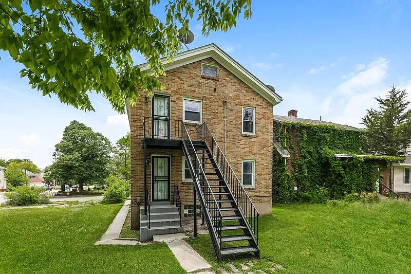 2 bed, 1.0 bath, $795 — Photo 2