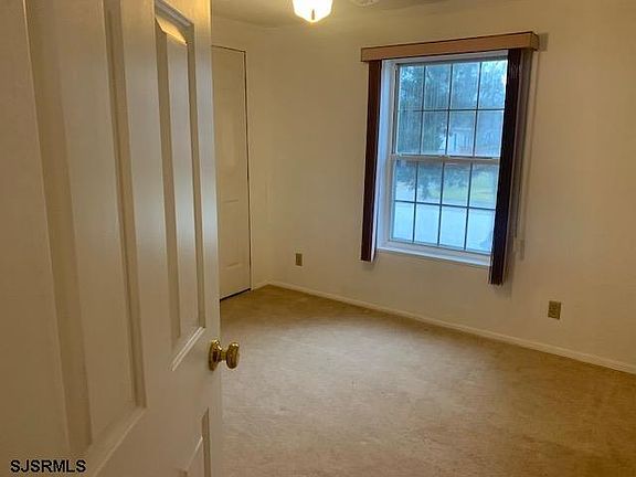 4th image of 11 Oaks Dr