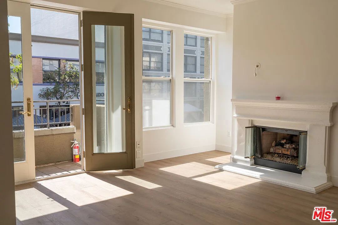 2 bed, 2.0 bath, 1065 sqft, $4,300 — Photo 3