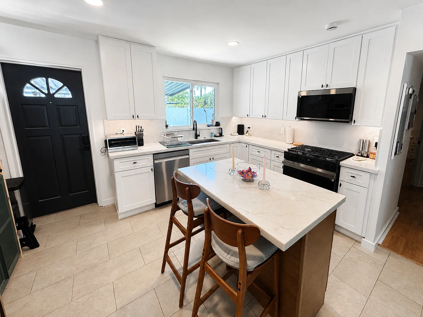 3 bed, 1058 sqft, $3,500 — Photo 2