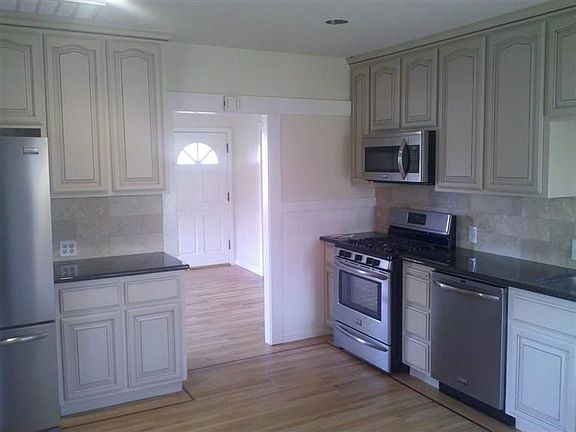 4th image of 421 Pleasant St