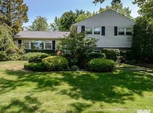 22 Woods Ln, Roslyn, NY 11576