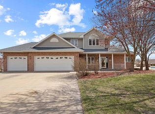 866 5th St SW, Dyersville, IA 52040