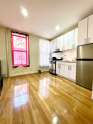 Rented by Safdie Realty Group | media 7