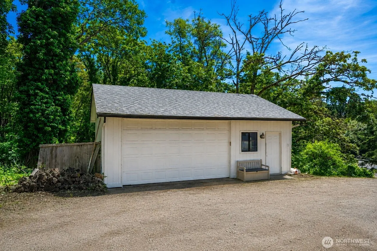 4 bed, 2.5 bath, 3504 sqft, $3,800 — Photo 4