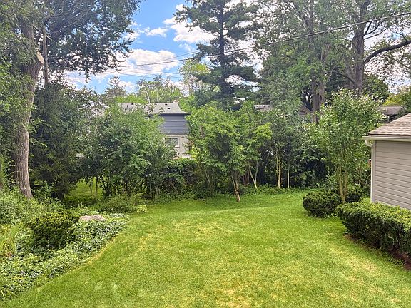 5th image of 906 Putney St