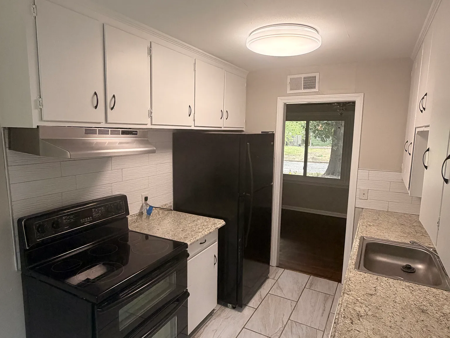 3 bed, 1032 sqft, $1,150 — Photo 2