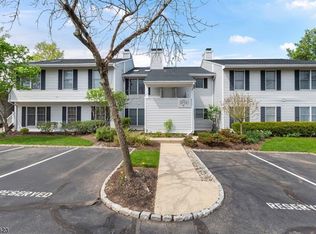 136 Mockingbird Ct, Three Bridges, NJ 08887