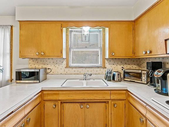 4th image of 3859 W Montrose Ave #2
