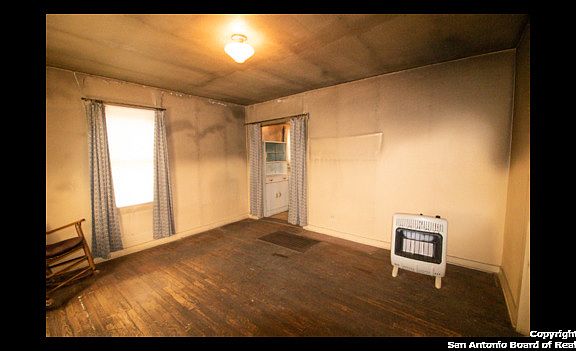 4th image of 217 Lee St