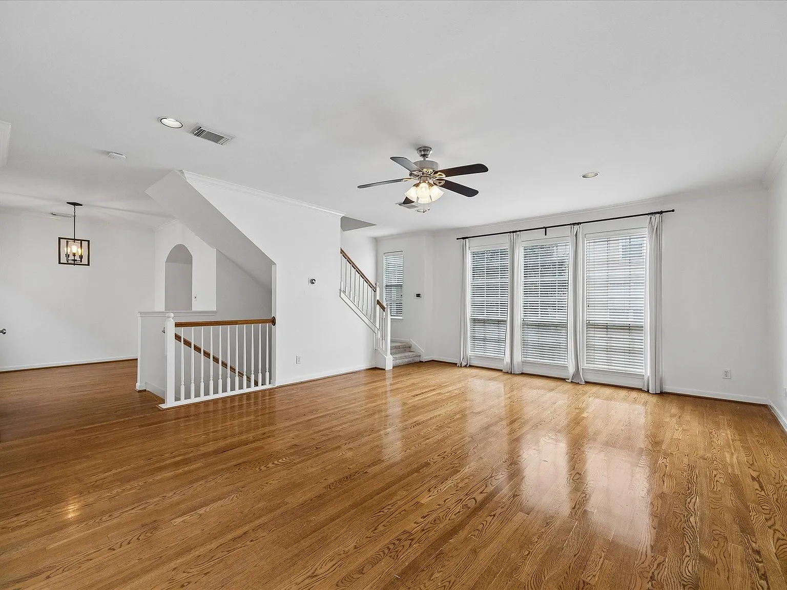 3 bed, 2.5 bath, 1664 sqft, $3,200 — Photo 3