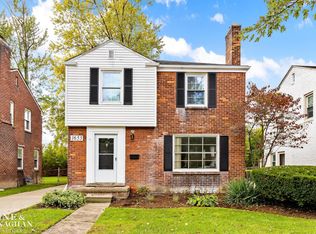 1653 Bournemouth Rd, Grosse Pointe Woods, MI 48236