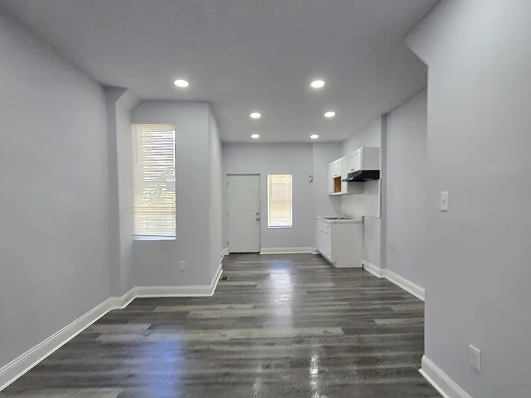 2825 W Clementine St — Photo 2