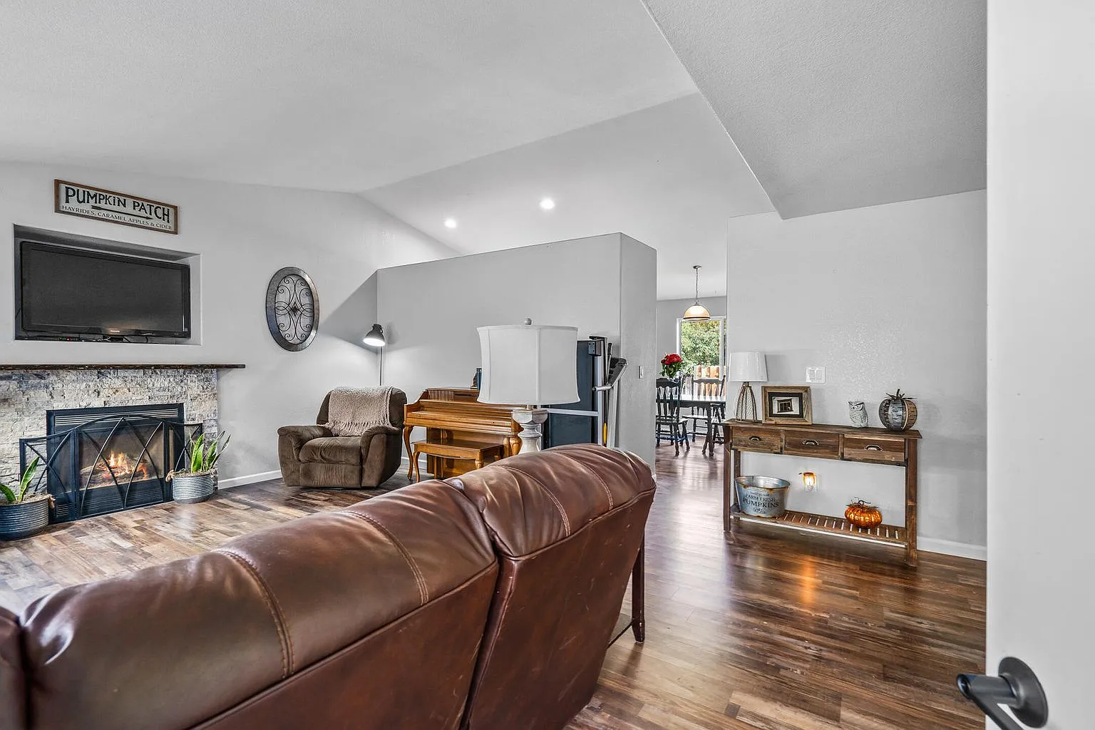2049 NW Ivy Pl — Photo 2