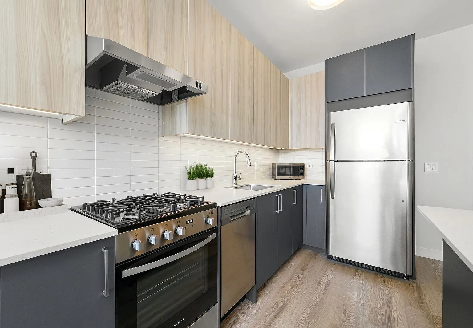 2 bed, 2.0 bath, 791 sqft, $3,590 — Photo 3
