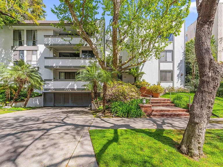 406 N Oakhurst Dr #105 — Photo 25