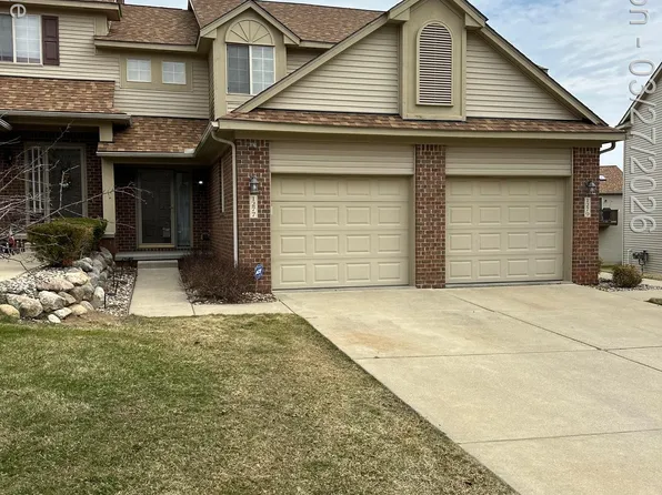 1277 Edelweiss Ln, Waterford, MI 48327