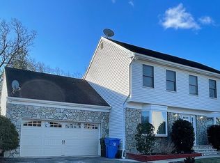 19 Gayle Ct, Colonia, NJ 07067