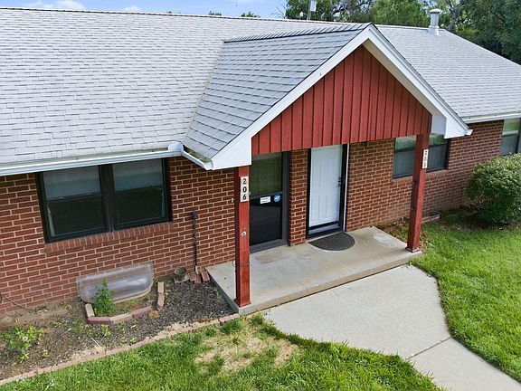 2nd image of 206 E 1st Ave